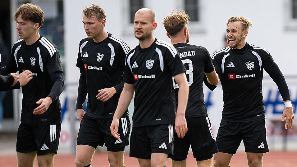 Michael Reinwald (rechts) brachte den FSV mit seinem Treffer zum 1:0 gegen die DJK SV Adlkofen auf die Siegesstraße und lässt sich dafür von seinen Mannschaftskollegen beglückwünschen. Michael Reinwald (rechts) brachte den FSV mit seinem Treffer zum 1:0 gegen die DJK SV Adlkofen auf die Siegesstraße und lässt sich dafür von seinen Mannschaftskollegen beglückwünschen.