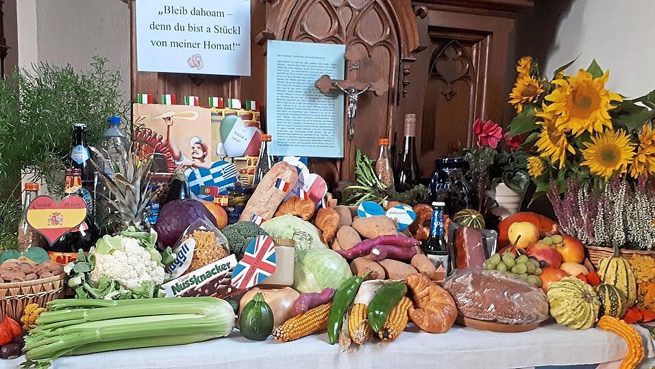 Der Erntedankaltar in Franken, auf dem diesmal auch Spezialitäten anderer Länder ruhten. Der Erntedankaltar in Franken, auf dem diesmal auch Spezialitäten anderer Länder ruhten.