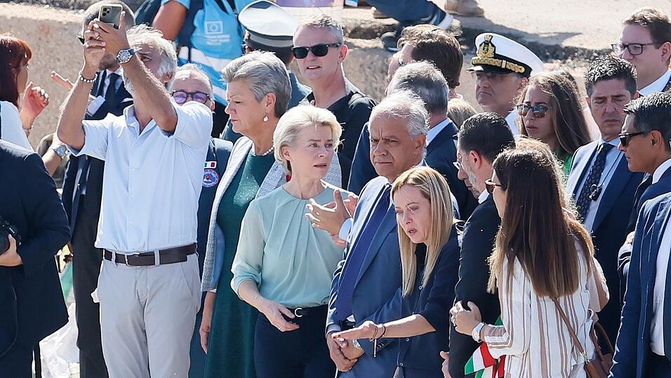 Ursula von der Leyen (3.v.l), Pr&auml;sidentin der Europ&auml;ischen Kommission, und Giorgia Meloni (3.v.r), Ministerpr&auml;sidentin von Italien, besuchen die Insel Lampedusa. Auf der kleinen Insel zwischen Sizilien und Nordafrika waren in den vergangenen Tagen Tausende Migranten angekommen.