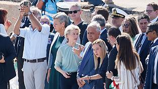 Ursula von der Leyen (3.v.l), Pr&auml;sidentin der Europ&auml;ischen Kommission, und Giorgia Meloni (3.v.r), Ministerpr&auml;sidentin von Italien, besuchen die Insel Lampedusa. Auf der kleinen Insel zwischen Sizilien und Nordafrika waren in den vergangenen Tagen Tausende Migranten angekommen.
