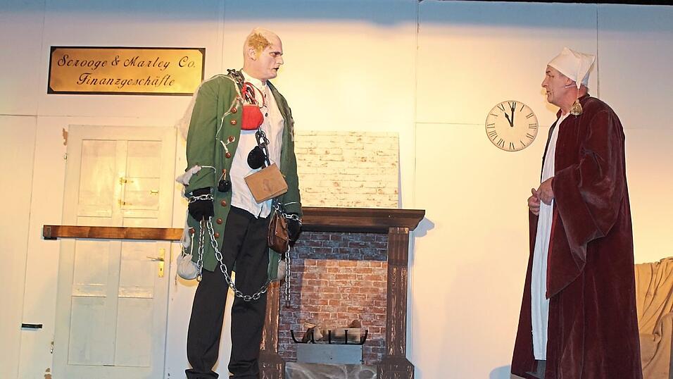 Geizhals Ebenezer (Martin Seeanner) beantwortet selbst die Mahnung des Geistes von Jacob Marley (Markus Wargitsch) mit: alles nur Humbug.