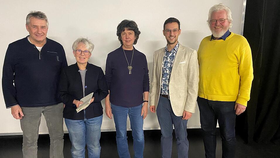 Tauschten sich bei den Montagsgespr&auml;chen mit dem Publikum &uuml;ber die Gefahren von Fake News aus (v.l.): Mitglieder der Arbeitsgruppe, Richard Maier, Brigitte Gaim, Brigitte P&ouml;schl und die Sprecher des B&uuml;ndnisses 'Wir sind bunt' Fabian Schmidbauer und Hasso von Winning.