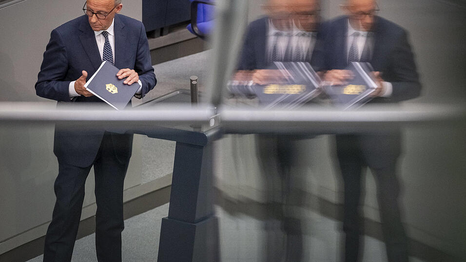 Regierungserklärung von Friedrich Merz CDU im Deutschen Bundestag. Der Bundeskanzler plädiert in seiner Rede für einen Kurswechsel für Deutschland. Regierungserklärung von Friedrich Merz CDU im Deutschen Bundestag. Der Bundeskanzler plädiert in seiner Rede für einen Kurswechsel für Deutschland.