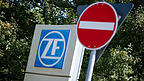 Der Autozulieferer ZF hat vergangenes Jahr rote Zahlen geschrieben. Der Verlust betrug knapp über eine Milliarde Euro. Der Konzern mit Sitz in Friedrichshafen beschäftigte Ende 2024 weltweit rund 161.600 Mitarbeiter.
