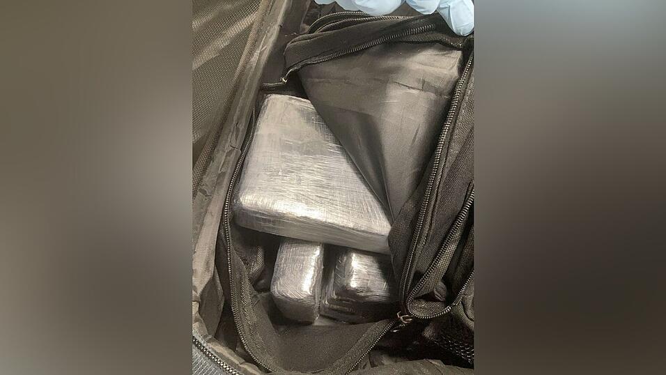 Das Kokain war in mit Frischhaltefolie umwickelte Ziegel gepresst. Zollbeamte entdeckten es in einem Koffer in N&uuml;rnberg.