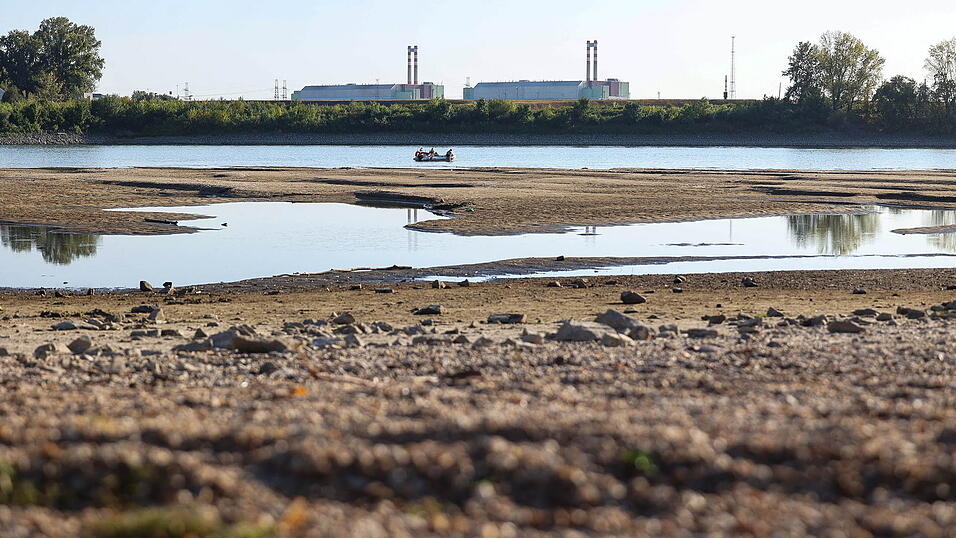 Die rekordniedrigen Wasserstände an der Donau zwingen die Kernkraftwerke in Rumänien und Ungarn zur Abschaltung. Die rekordniedrigen Wasserstände an der Donau zwingen die Kernkraftwerke in Rumänien und Ungarn zur Abschaltung.