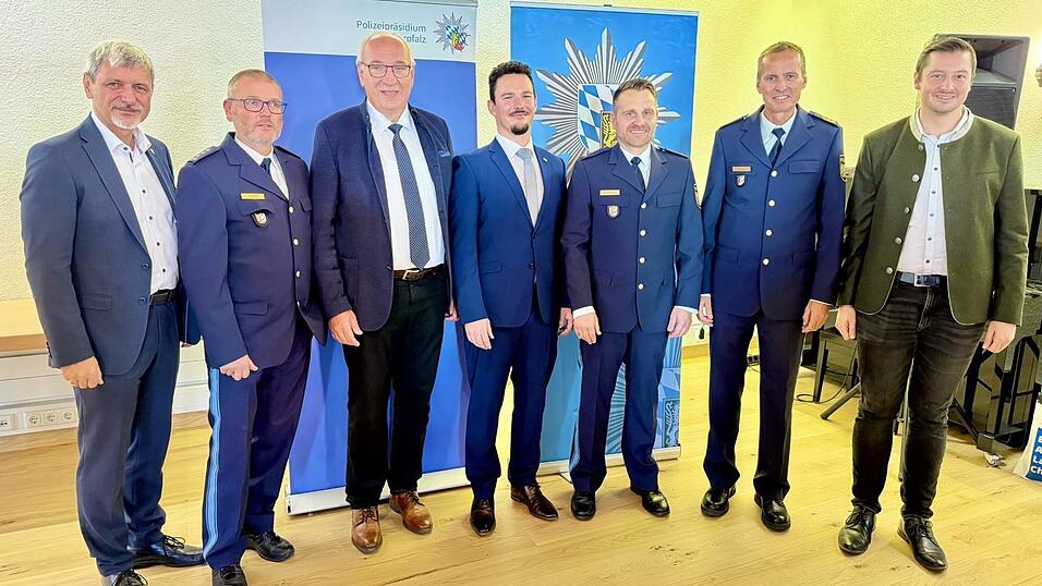 Glückwünsche für den Alten und den Neuen: Landrat Christian Schindler, Polizeipräsident Robert Fuchs, der neue Further Polizei-Chef Michael Mühlbauer, sein Vorgänger, Philipp Rammrath, Bezirkstagspräsident Franz Löffler, der stellvertretende Further PI-Leiter Josef Weindl und Bürgermeister Sandro Bauer (von rechts). Glückwünsche für den Alten und den Neuen: Landrat Christian Schindler, Polizeipräsident Robert Fuchs, der neue Further Polizei-Chef Michael Mühlbauer, sein Vorgänger, Philipp Rammrath, Bezirkstagspräsident Franz Löffler, der stellvertretende Further PI-Leiter Josef Weindl und Bürgermeister Sandro Bauer (von rechts).