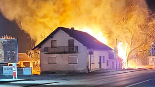 Der Feuerschein des Brandes war schon von Weitem sichtbar.