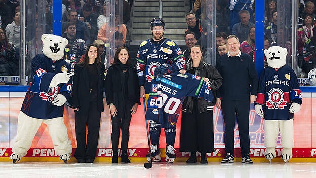 Übrigens: vor dem Spiel wurde der Berliner Spieler Marcel Noebels zu seinem 600. DEL-Spiel geehrt. Herzlichen Glückwunsch auch von uns! Übrigens: vor dem Spiel wurde der Berliner Spieler Marcel Noebels zu seinem 600. DEL-Spiel geehrt. Herzlichen Glückwunsch auch von uns!