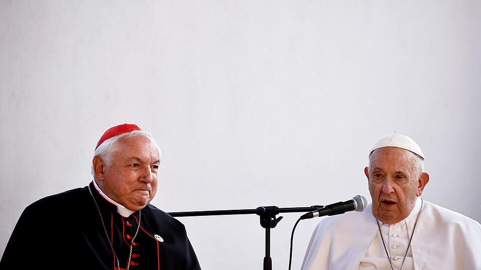 Der Erzbischof von Marseille, Jean-Marc Aveline (l), gilt wie der verstorbene Papst Franziskus als volksnah. (Archivbild)