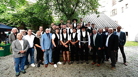 Die neuen Zimmerergesellen mit ihren Ehrengästen bei der Freisprechungsfeier im Bauzunfthaus