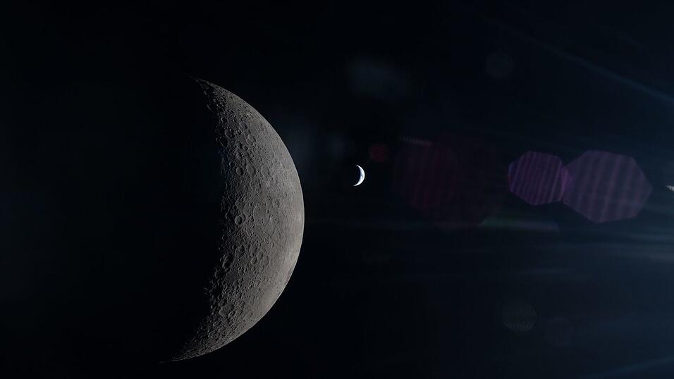 Die Crew hat den Mond intensiv beobachtet. Dahinter ist die Erde zun sehen. Die Crew hat den Mond intensiv beobachtet. Dahinter ist die Erde zun sehen.