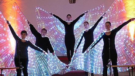 Einen der Höhepunkte stellt der Lichtertanz des TC-Rodingia in der dunklen Kirche zu dem kraftvollen 'Hallelujah'- Song' dar.