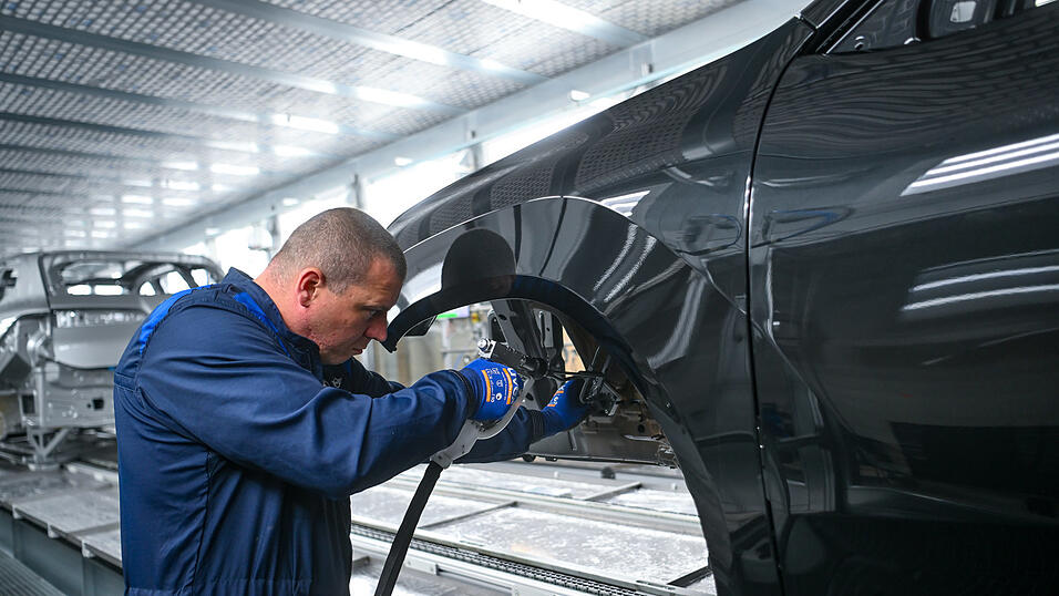 Die Lackiererei verzichtet auf Erdgas und läuft stattdessen mit Strom aus erneuerbaren Energien. Die Lackiererei verzichtet auf Erdgas und läuft stattdessen mit Strom aus erneuerbaren Energien.