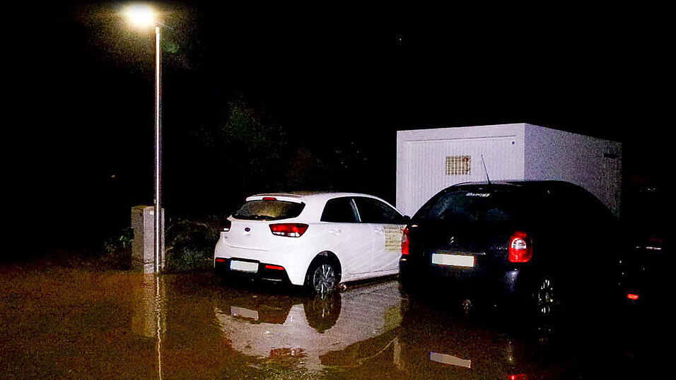 In Künzing im Landkreis Deggendorf überschwemmten Wassermassen auf einem Überlaufbecken eine nahe Wohnsiedlung - mehrere Keller liefen voll, auch die Straße stand zeitweise unter Wasser. In Künzing im Landkreis Deggendorf überschwemmten Wassermassen auf einem Überlaufbecken eine nahe Wohnsiedlung - mehrere Keller liefen voll, auch die Straße stand zeitweise unter Wasser.