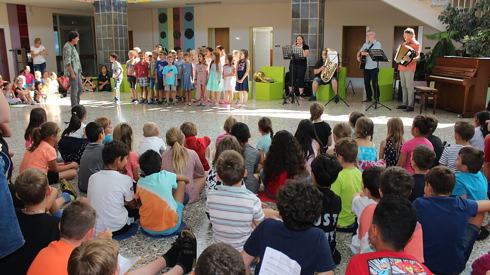 In der Aula haben alle Schulkinder gemeinsam gesungen, begleitet von der 'Band' der Kreismusikschullehrer.