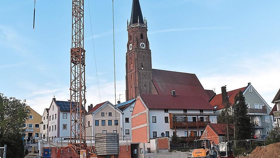 Für den laufenden Neubau des Schülerhorts hinter dem Rathaus wurden in der Gemeinderatssitzung mehrere Gewerke in Auftrag gegeben. Für den laufenden Neubau des Schülerhorts hinter dem Rathaus wurden in der Gemeinderatssitzung mehrere Gewerke in Auftrag gegeben.