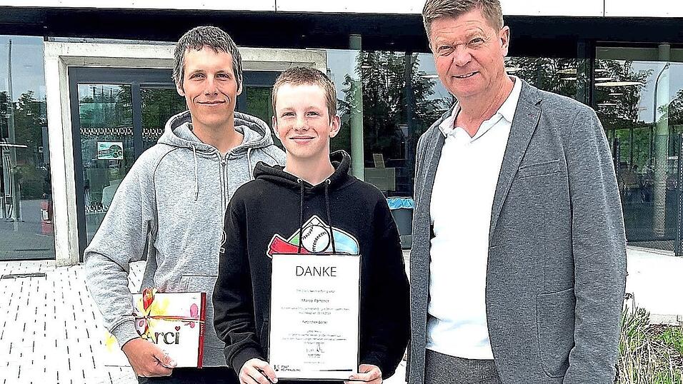 B&uuml;rgermeister Harald Stadler (rechts) &uuml;berreichte Marco Pammer und seinem Vater eine Urkunde f&uuml;r ihre Zivilcourage.
