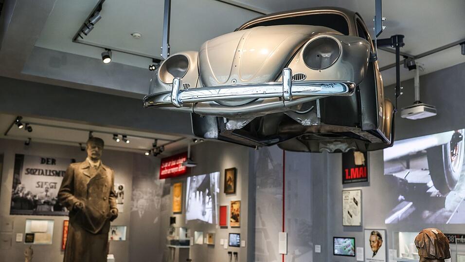 Stalin blickt in Richtung eines VW-Käfers - die Geschichte von BRD und DDR wird parallel erzählt.