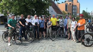 Um jeden Baum als Schattenspender froh waren die Teilnehmer der Verkehrspolitischen Fahrradtour der ADFC-Ortsgruppe mit Oberb&uuml;rgermeister Markus Pannermayr (4.v.l.) am Samstagmittag.