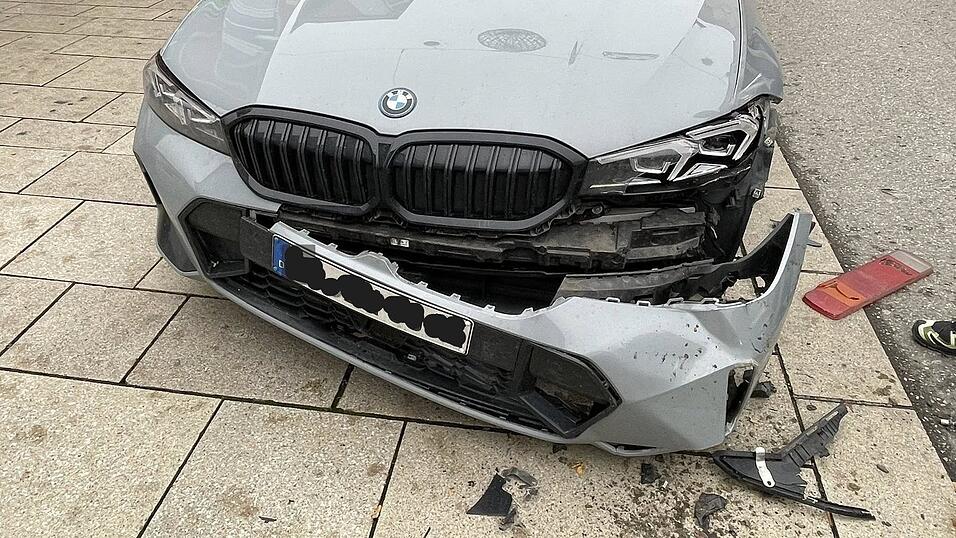 Der BMW von der 46-Jährigen wurde massiv beschädigt. Der Verursacher machte sich einfach aus dem Staub. Der BMW von der 46-Jährigen wurde massiv beschädigt. Der Verursacher machte sich einfach aus dem Staub.