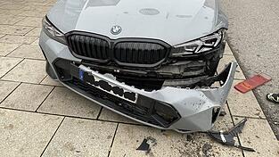 Der BMW von der 46-Jährigen wurde massiv beschädigt. Der Verursacher machte sich einfach aus dem Staub. Der BMW von der 46-Jährigen wurde massiv beschädigt. Der Verursacher machte sich einfach aus dem Staub.