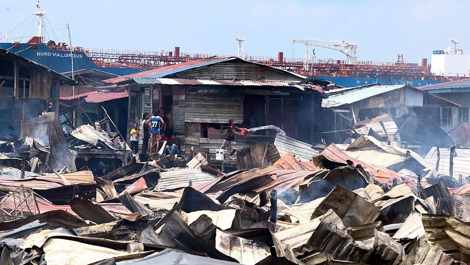 Die L&ouml;scharbeiten wurden nach Angaben von Einsatzkr&auml;ften durch enge Zufahrten, starken Wind und eingeschr&auml;nkten Zugang zu Wasser bei Ebbe erschwert.