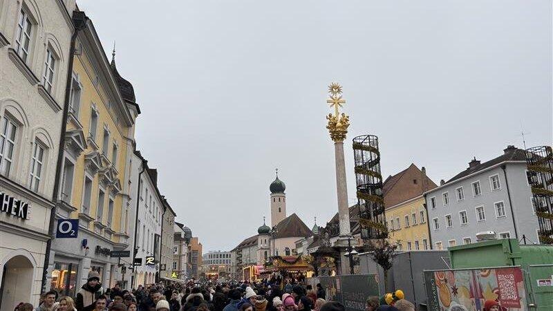 Am Theresienplatz bilden sich am Samstagnachmittag Schlangen bis zum Christkindlmarkt. Am Theresienplatz bilden sich am Samstagnachmittag Schlangen bis zum Christkindlmarkt.