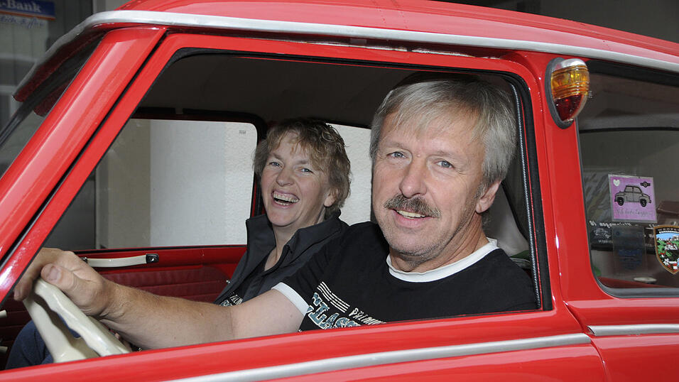 Heidi und Manfred Dittrich besitzen ein Goggomobil mit einem Elektromotor.