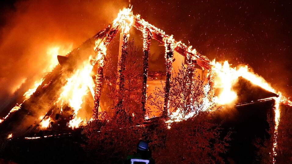 Wichtigstes Ziel der rund 400 Einsatzkräfte vor Ort war es, ein Übergreifen der Flammen auf den Wald zu verhindern - bislang sieht es danach aus, als wäre dies gelungen. Wichtigstes Ziel der rund 400 Einsatzkräfte vor Ort war es, ein Übergreifen der Flammen auf den Wald zu verhindern - bislang sieht es danach aus, als wäre dies gelungen.