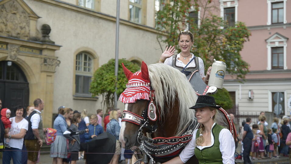 Zahlreiche Musik- und Trachtengruppen zogen nach dreij&auml;hriger Pause am Freitagabend zum Festplatz Am Hagen.&nbsp;