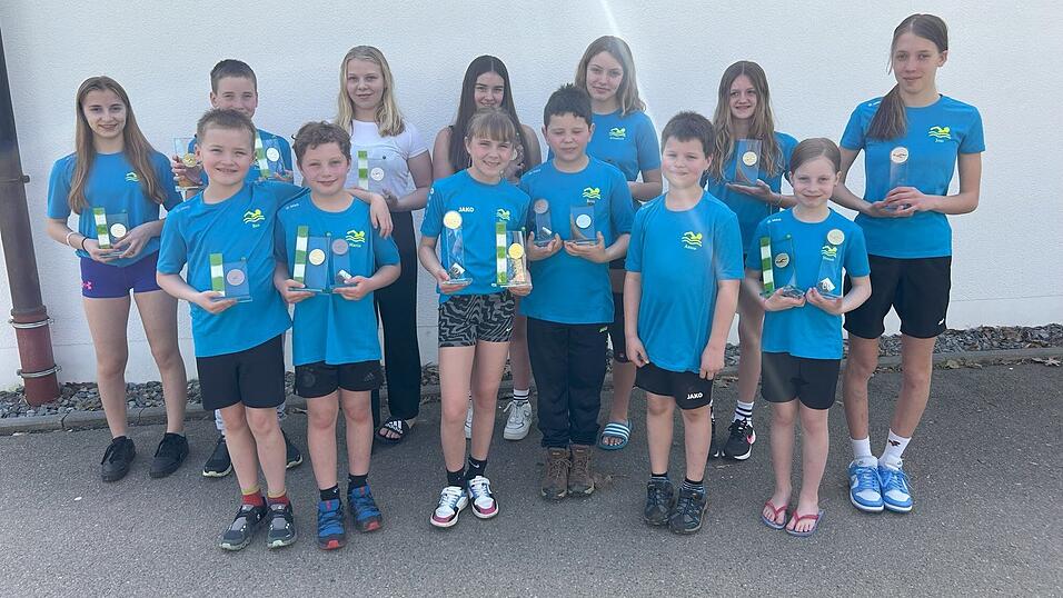 Einige der Hengersberger Schwimmer nach der Siegerehrung mit den Glaspokalen. Einige der Hengersberger Schwimmer nach der Siegerehrung mit den Glaspokalen.