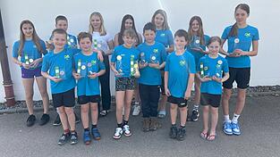 Einige der Hengersberger Schwimmer nach der Siegerehrung mit den Glaspokalen. Einige der Hengersberger Schwimmer nach der Siegerehrung mit den Glaspokalen.