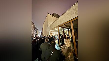 Eine Mahnwache vor der Synagoge. Eine Mahnwache vor der Synagoge.