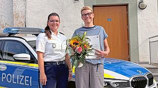 Die Polizei ehrt die Frau (rechts) f&uuml;r ihre Hilfe zur Rettung eines f&uuml;nf Jahre alten Jungen.