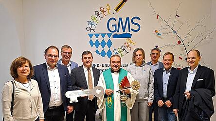 Gastgeber und Ehrengäste vor dem neuen GMS-Logo: (v.r.) Manfred Klughardt, Florian Adam, Johannes Reutner, Julia Macharowsky, Josef Drexler, Johannes Müller, Ludwig Pongratz, Martin Stoiber und Jana Dirriglová Gastgeber und Ehrengäste vor dem neuen GMS-Logo: (v.r.) Manfred Klughardt, Florian Adam, Johannes Reutner, Julia Macharowsky, Josef Drexler, Johannes Müller, Ludwig Pongratz, Martin Stoiber und Jana Dirriglová