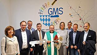 Gastgeber und Ehrengäste vor dem neuen GMS-Logo: (v.r.) Manfred Klughardt, Florian Adam, Johannes Reutner, Julia Macharowsky, Josef Drexler, Johannes Müller, Ludwig Pongratz, Martin Stoiber und Jana Dirriglová Gastgeber und Ehrengäste vor dem neuen GMS-Logo: (v.r.) Manfred Klughardt, Florian Adam, Johannes Reutner, Julia Macharowsky, Josef Drexler, Johannes Müller, Ludwig Pongratz, Martin Stoiber und Jana Dirriglová