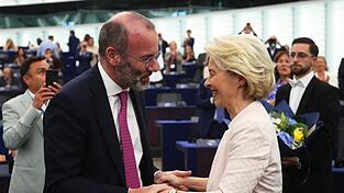 Vordergründig verstehen sich EVP-Chef Manfred Weber und Kommissionspräsidentin Ursula von der Leyen recht gut. Im Hintergrund aber macht Weber der CDU-Politikerin Druck. 'Das Aus des Verbrenner-Aus wird kommen', kündigte er erst vor Kurzem an.