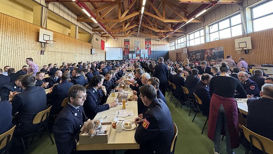 Etwa 250 Feuerwehrler und G&auml;ste waren am Sonntag in der Geiersthaler Mehrzweckhalle zusammengekommen.