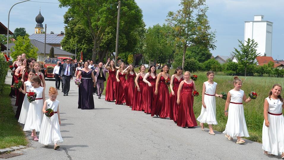 Der Jubelverein mit Festmutter Silke Ertl, begleitet von den Festmädchen und Festdamen Der Jubelverein mit Festmutter Silke Ertl, begleitet von den Festmädchen und Festdamen