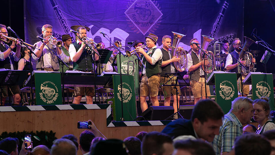 Echte Blasmusikfans lie&szlig;en sich den Montagabend im Festzelt Weckmann nicht entgehen.