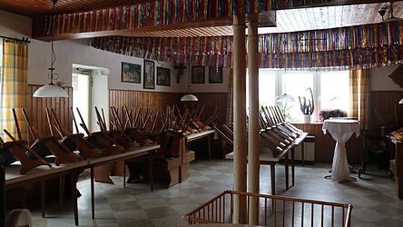 Die St&uuml;hle bleiben oben. Der Saal wird nicht mehr f&uuml;r Veranstaltungen ge&ouml;ffnet, sondern zu einem Lager und Aufenthaltungsraum umgebaut werden.