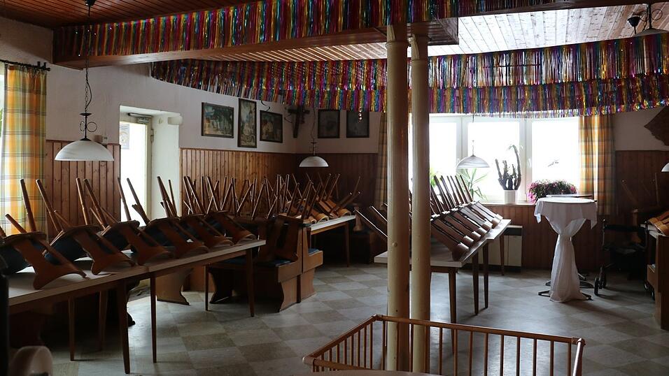 Die St&uuml;hle bleiben oben. Der Saal wird nicht mehr f&uuml;r Veranstaltungen ge&ouml;ffnet, sondern zu einem Lager und Aufenthaltungsraum umgebaut werden.