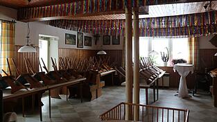 Die St&uuml;hle bleiben oben. Der Saal wird nicht mehr f&uuml;r Veranstaltungen ge&ouml;ffnet, sondern zu einem Lager und Aufenthaltungsraum umgebaut werden.