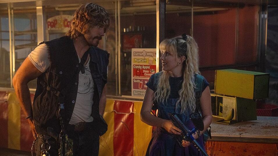 In einem verlassenen Einkaufszentrum finden Keats (Chris Pratt) und Michelle (Millie Bobby Brown) Zuflucht bei skurrilen, aber freundlichen Robotern.