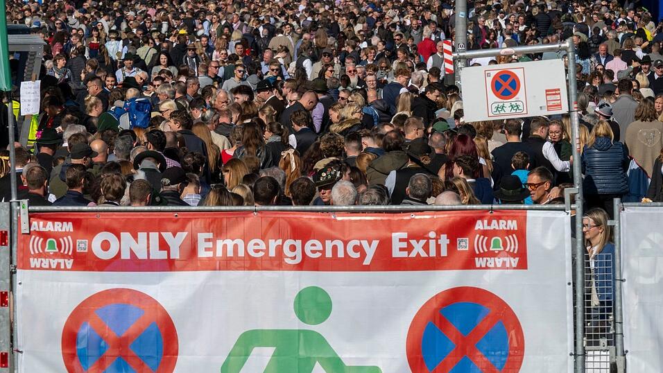 Wegen Überfüllung haben die Behörden die Zugänge zum Münchner Oktoberfest geschlossen.