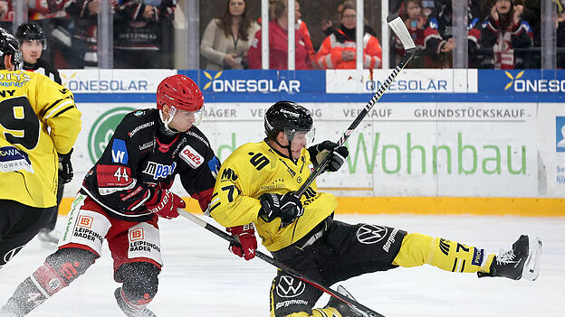 Wieder an Bord: EVL-Verteidiger Elias Lindner (schwarzes Trikot) ist am Wochenende einsatzbereit und soll schon am Freitag dabei mithelfen, die Krefeld Pinguine zu Fall zu bringen. Wie hier zu sehen, ist ihm das beim 5:3-Sieg im Oktober schon mal ganz gut gelungen.