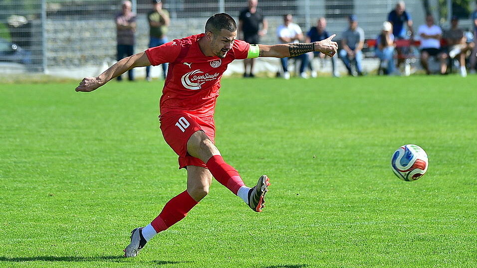 Plattlings Kapitän Alexandru Ciucur und sein Team setzten sich auch gegen den Konkurrenten SV Bischofsmais durch. Plattlings Kapitän Alexandru Ciucur und sein Team setzten sich auch gegen den Konkurrenten SV Bischofsmais durch.