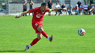 Plattlings Kapitän Alexandru Ciucur und sein Team setzten sich auch gegen den Konkurrenten SV Bischofsmais durch. Plattlings Kapitän Alexandru Ciucur und sein Team setzten sich auch gegen den Konkurrenten SV Bischofsmais durch.