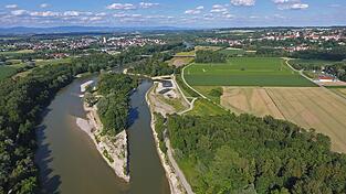 Die Anlage von Kiesbänken, Totholzstrukturen und Flachwasserzone wurden durch die Flurneuordnung erst möglich gemacht. Die Anlage von Kiesbänken, Totholzstrukturen und Flachwasserzone wurden durch die Flurneuordnung erst möglich gemacht.